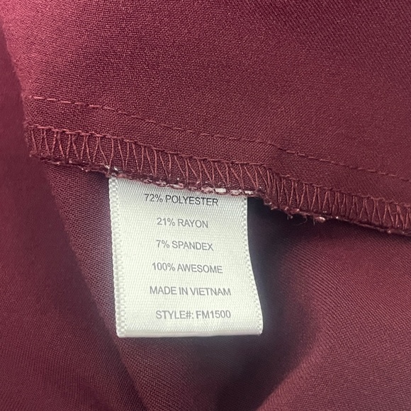 Figs Men’s Leon Three Pockets Scrub Top Sz XS Maroon Medical PO 1619 - Picture 6 of 9